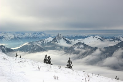 白云下的雪山